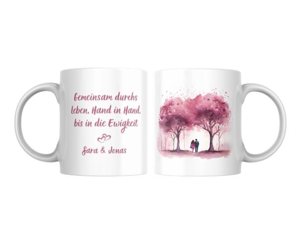 Zwei Ansichten einer weißen Tasse: links der romantische Spruch ‚Gemeinsam durchs Leben, Hand in Hand, bis in die Ewigkeit‘ in rosaner Schrift, personalisiert mit den Namen ‚Sara & Jonas‘ und zwei ineinandergreifenden Herzen. Rechts ein Aquarellmotiv eine